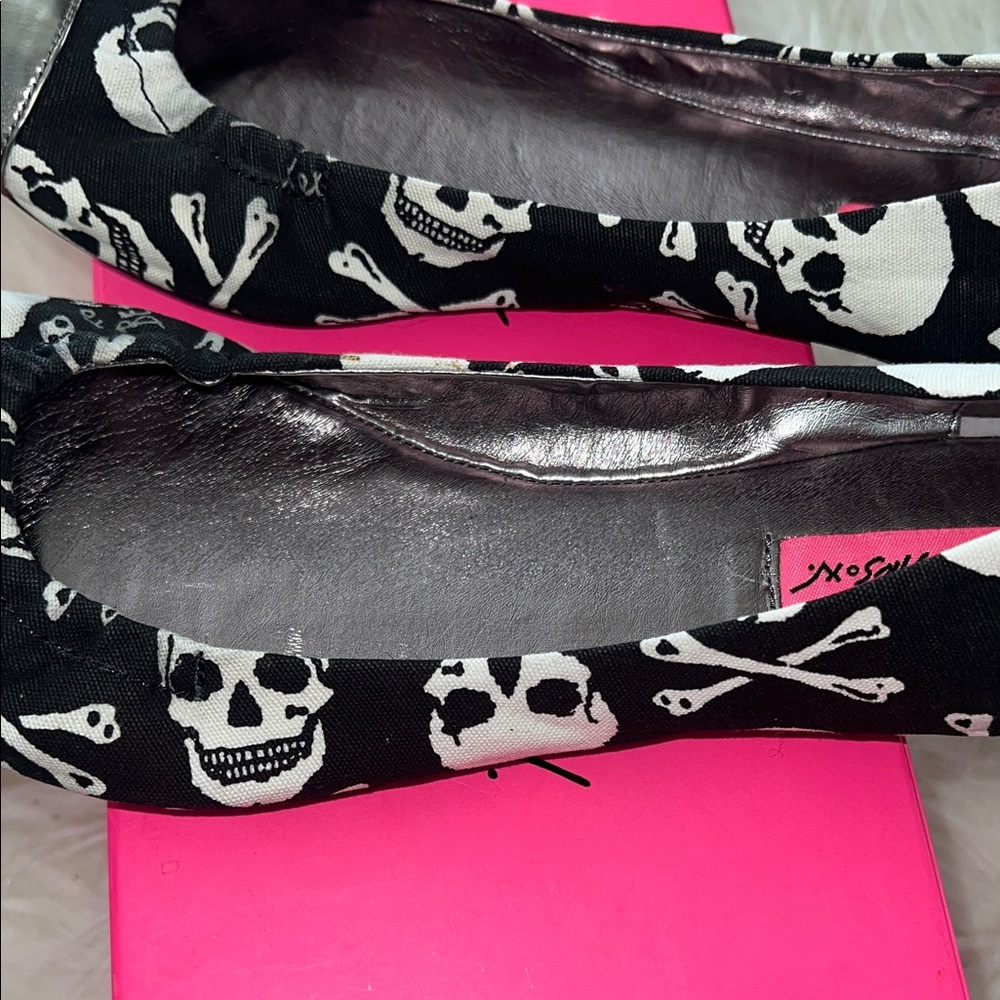 Betsey Johnson Black Skull Print Flats with Silver Toes - Picture 5 of 13